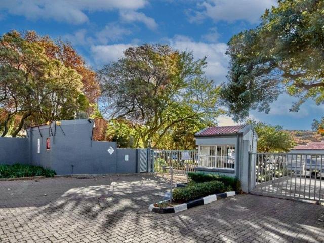 3 Bedroom Apartment / Flat To Rent in Westdene