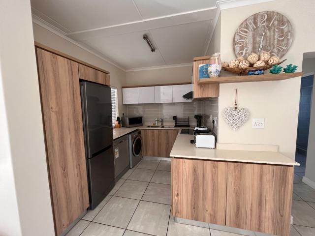 3 Bedroom Apartment / Flat To Rent in Ballito Central