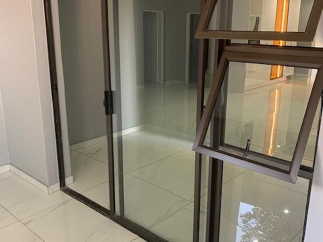 3 Bedroom Apartment / Flat To Rent in Constantia Kloof
