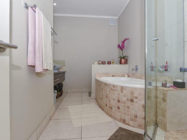 3 Bedroom Apartment / Flat To Rent in St Georges Park