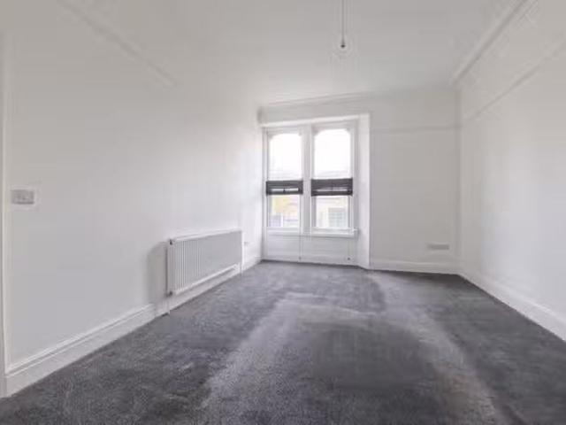 3 bedroom apartment for rent in Oxford Street, Weston super Ma.