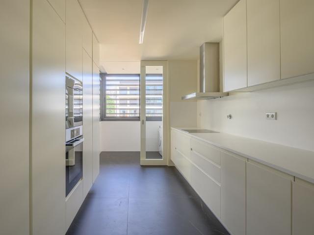 3 Bedroom Apartment with Garage for Rent in Porto
