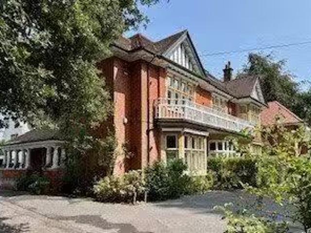 3 bedroom apartment for rent in Burton Road, Branksome Park, P.
