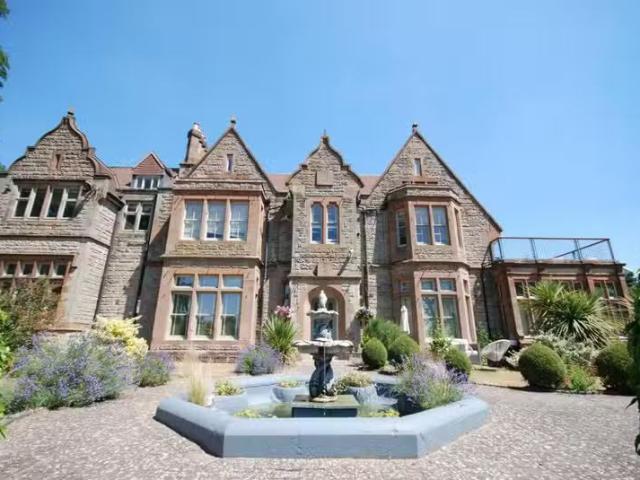 3 bedroom apartment for rent in Blackdown Hall, Sandy Lane, Le.