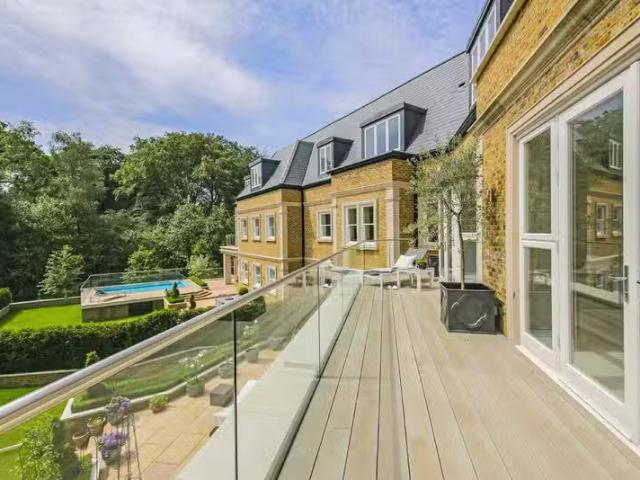 3 bedroom apartment for rent in Camlet Way, Hadley Wood, Hertf.