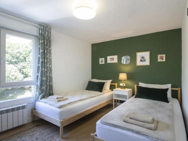 3 bedroom apartment for rent in Capuchinos for professionals, couples, and students
