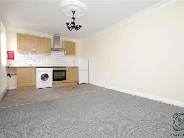 3 bedroom apartment for rent in Chingford Mount Road, London, E4