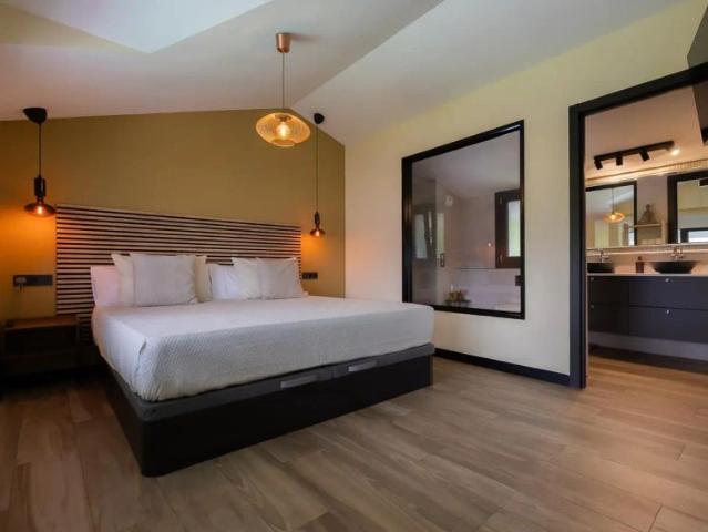 3 bedroom apartment for rent in Ciudad Jardín, bills included, perfect for couples
