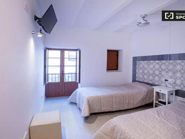3 bedroom apartment for rent in Ciutat Vella, Valencia