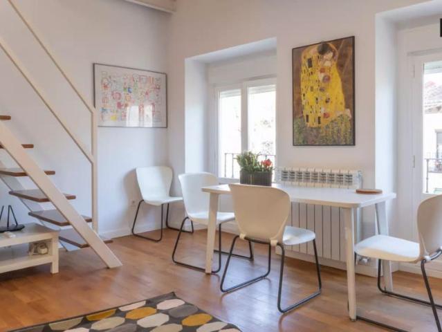 3 bedroom apartment for rent in Embajadores suitable for professionals, couples, and students