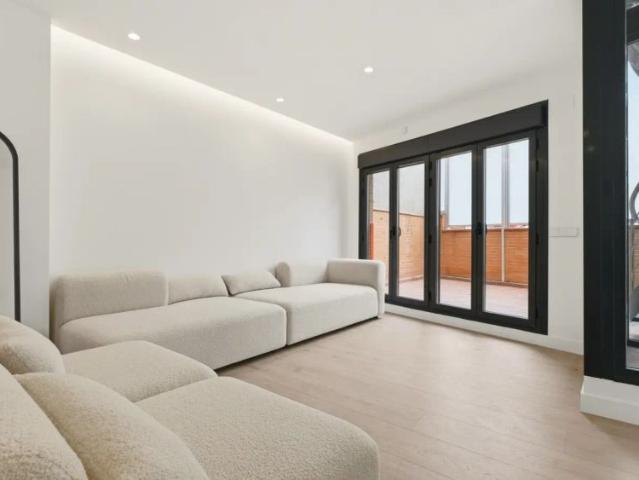 3 bedroom apartment for rent in Fuente del Berro, Madrid, bills included