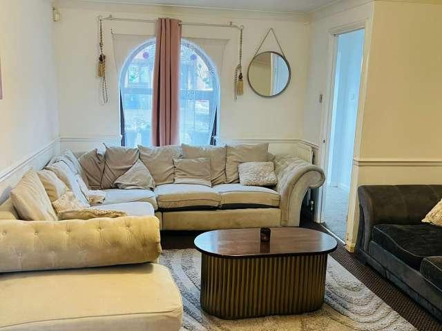 3 bedroom apartment for rent in Grays, London