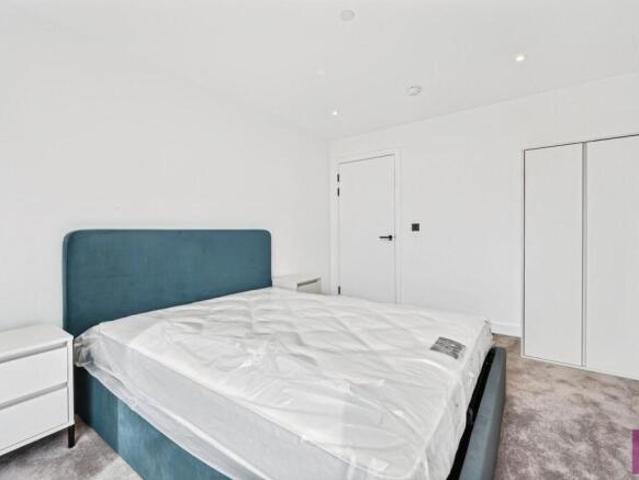 3 bedroom apartment for rent in Juniper Drive, London, SW18
