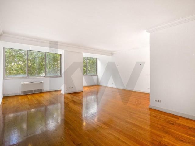 3 Bedroom Apartment for Rent in Lumiar | Parking space and Metro at the Doorstep