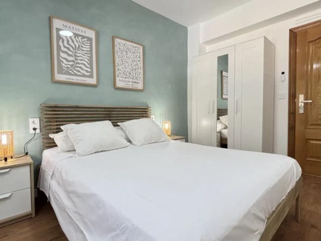 3 bedroom apartment for rent in Les Tendetes, professionals only