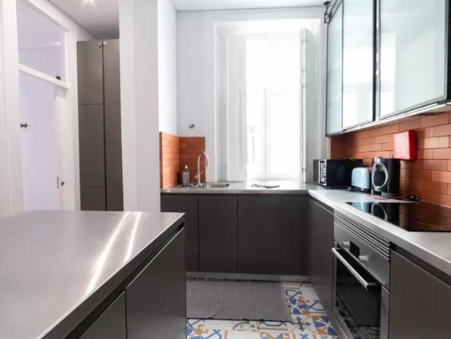 3 bedroom apartment for rent in Lisbon, bills included, only workers