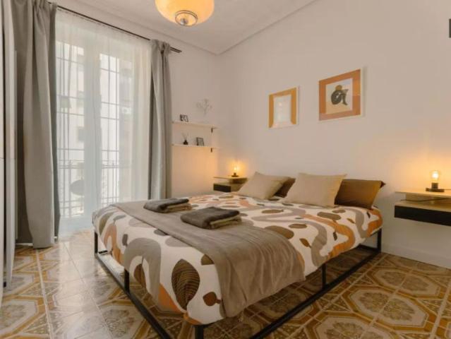 3 bedroom apartment for rent in Russafa, Valencia, perfect for professionals or families