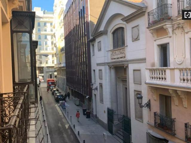 3 bedroom apartment for rent in Sol, professionals only