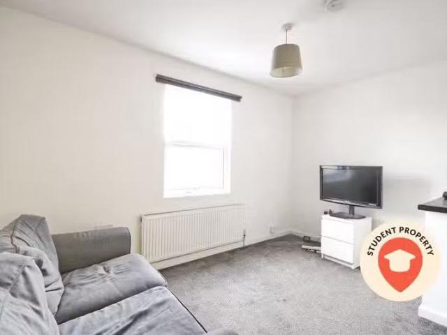 3 bedroom apartment for rent in Southmead Road, Southmead, Bri.