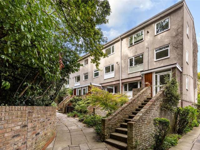 3 bedroom maisonette for sale