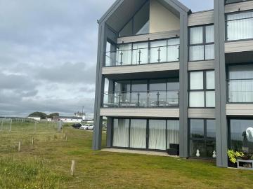 Flat for sale in Wales - Garden, Lift, Equipped kitchen
