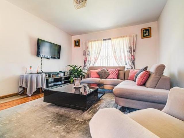 3 Bedroom Apartment in Mackenzie Park