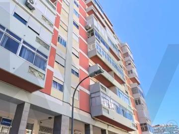 Fully renovated 3 bedroom apartment with garage and storage room in São Domingos de Benfica