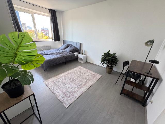 3 Bedroom Apartment in Central Location – Close to TH Köln & Lanxess Arena, Perfect for Shared Living, Koln Amsterdam Apartments for Rent