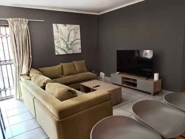 3 Bedroom Apartment in Grobler Park