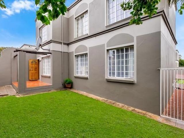 3 Bedroom Apartment in Roodekrans