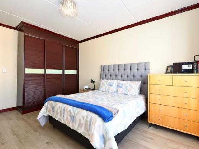 3 Bedroom Apartment in Summerset