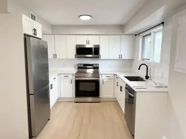 3 Bedroom Apartment Kingston ON 103410856