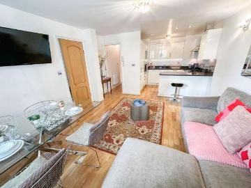 3 Bedroom Apartment London London 101845788