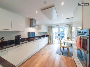 3 Bedroom Apartment London London 101841398