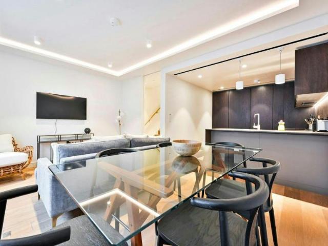 3 Bedroom Apartment London London 102399221