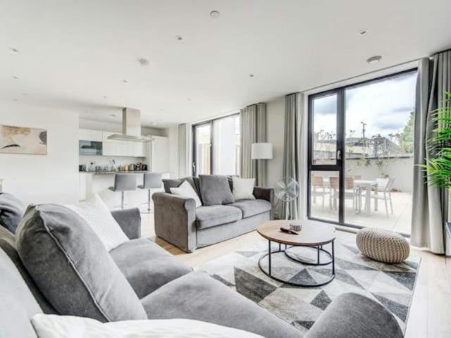 3 Bedroom Apartment London London 102795599