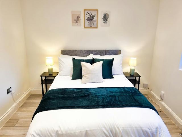3 Bedroom Apartment London London 76958008