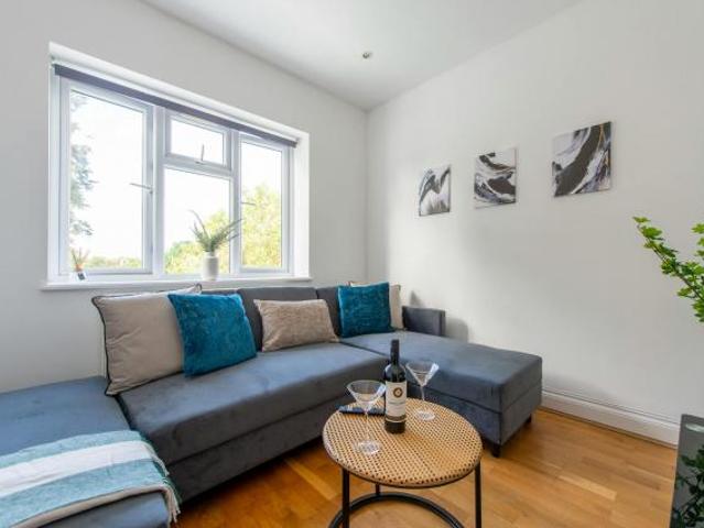 3 Bedroom Apartment London London 87594699