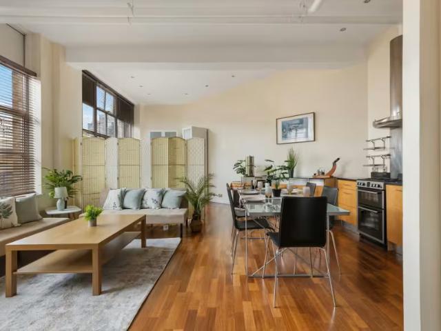 3 Bedroom Apartment London London 97311352