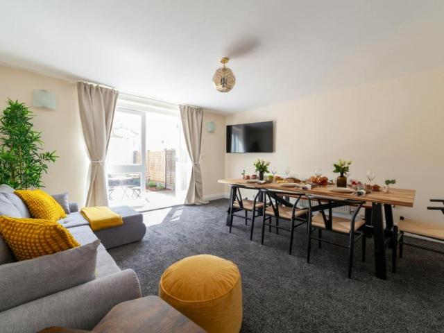 3 Bedroom Apartment London London LS105009827