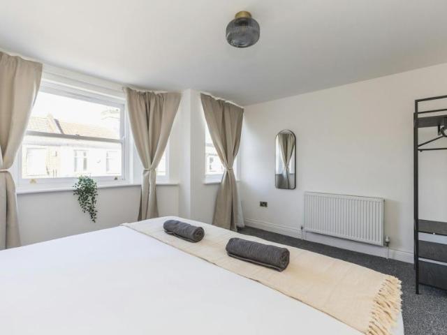 3 Bedroom Apartment London London LS105009828