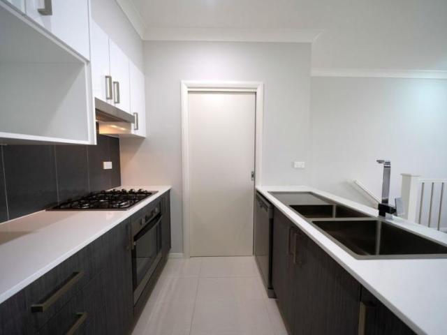 3 Bedroom Apartment Ropes Crossing, 105339485