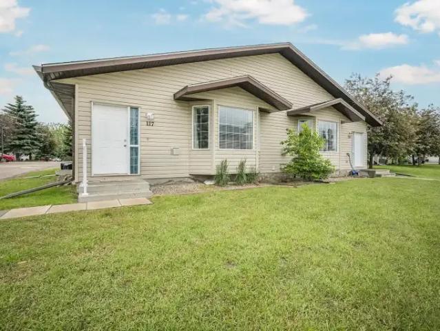 3 Bedroom Apartment Strathmore AB 105047371