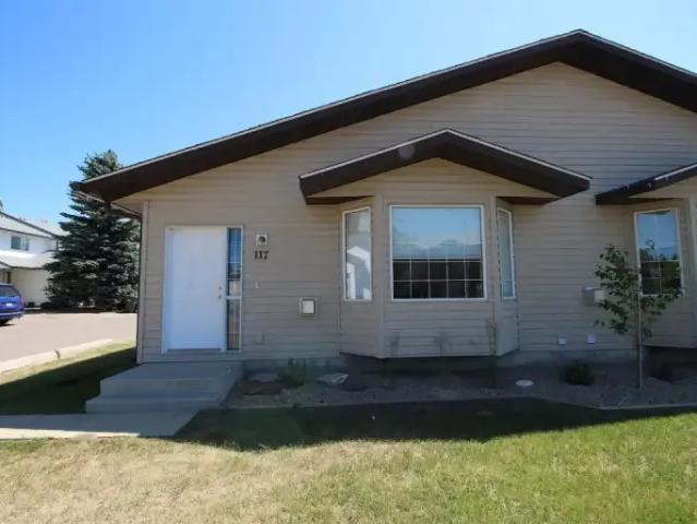3 Bedroom Apartment Strathmore AB 102467913