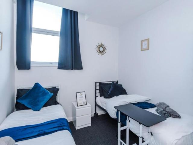 3 Bedroom Apartment Salford Salford 102589173