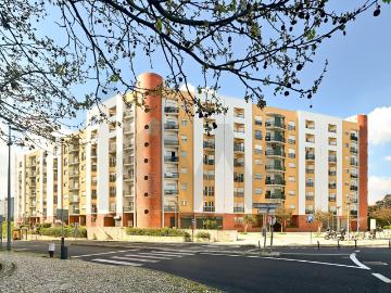 3 bedroom apartment to let, with parking and storage, in São Domingos de Benfica