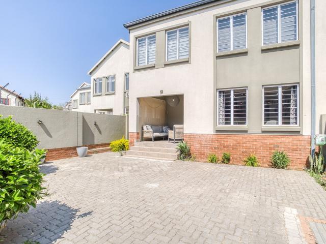 3 Bedroom Apartment To Let in Broadacres