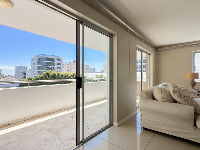 3 Bedroom Apartment To Let in Sea Point