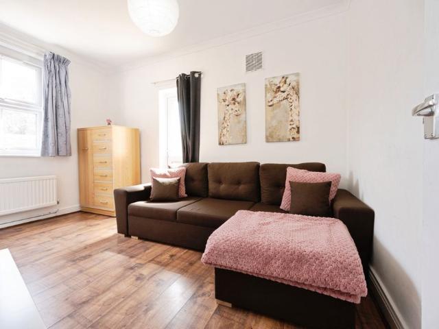 3 bedroom apartment to rent Clapham Road, Bedford, Bedfordshire, MK41