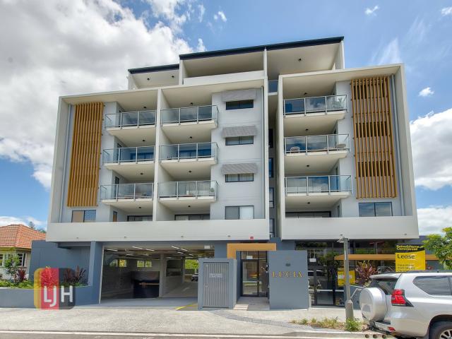 3 BEDROOM APARTMENT WITH 2 CAR SPACES & LIFT ACCESS !